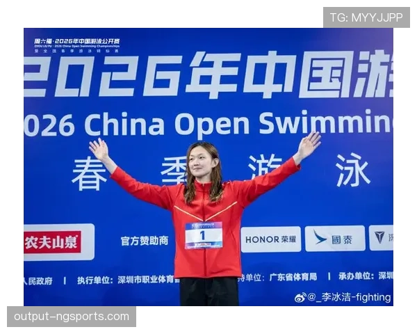 李冰洁训练室外蹲着喝奶茶？这和赛场上的她差太远了吧！